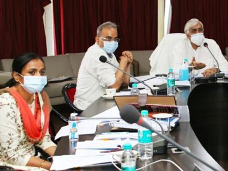 कोरोना वैक्सीन से लेकर दवा-उपकरण को करें जीएसटी मुक्त