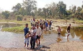 कन्हर नदी के पास पेड़ में फांसी पर झूलती मिली महिला की लाश