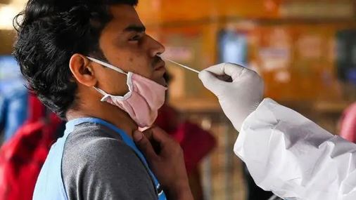 राहत के संकेत: कोरोना के डेली केस फिर 3.5 लाख के बेंचमार्क से नीचे, मौतें भी हुईं कम