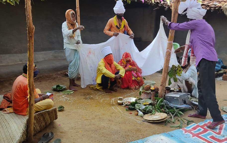 कोरोना मापदंड का पालन करते हुए  जिन परिवारों ने अपने घरों में शादी सम्पन्न कराया जिला प्रशासन ने उन परिवारों को धन्यवाद दिया है