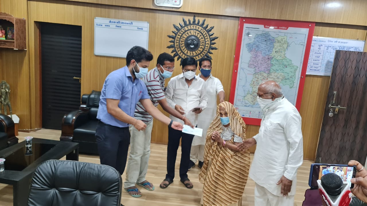 98 वर्षीय सुंदर बाई कोटड़िया ने मुख्यमंत्री सहायता कोष में 1 लाख एक हज़ार रुपए किये दान