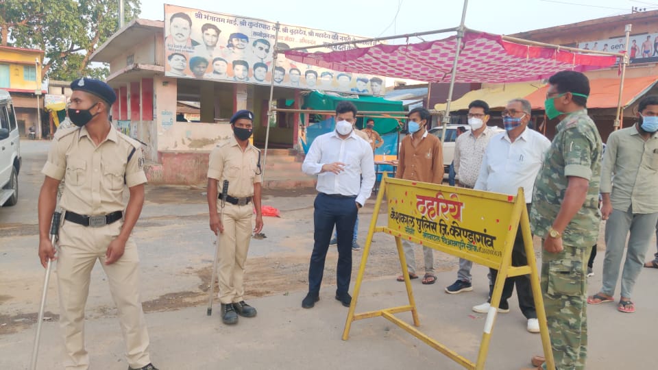 कलेक्टर पुष्पेंद्र मीणा ने केशकाल चेकपोस्ट पर स्वयं खड़े होकर बेवजह घूमने वालों पर लगाया जुर्माना