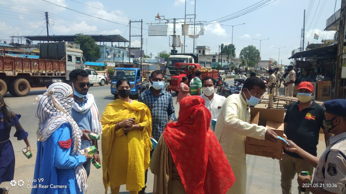 कोरोना वारियर्स का सम्मान कर कांग्रेसियों ने मनाई पूर्व प्रधानमंत्री राजीव गांधी की 30वीं पुण्यतिथि