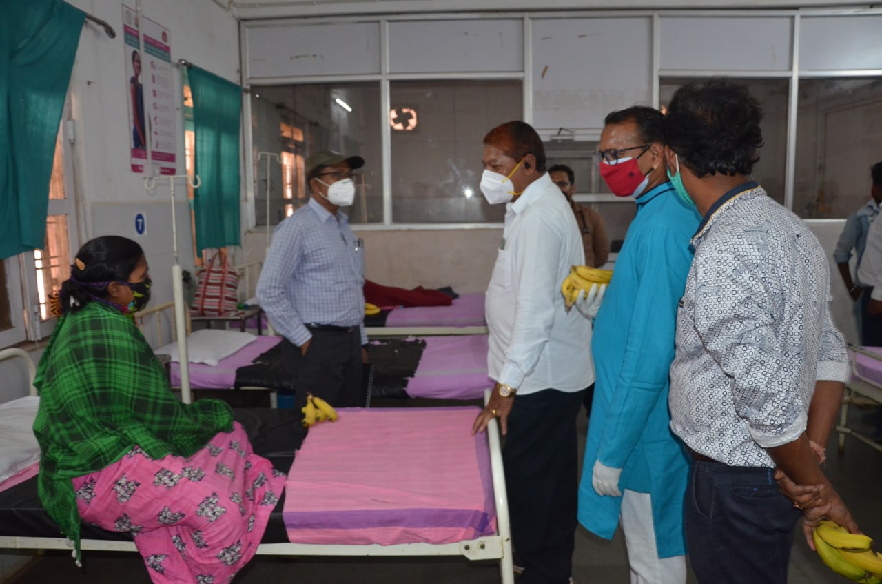 विधायक चंदन कश्यप ने जिला अस्पताल का किया निरीक्षण मरीजों को फल का किया वितरण, जाना हाल