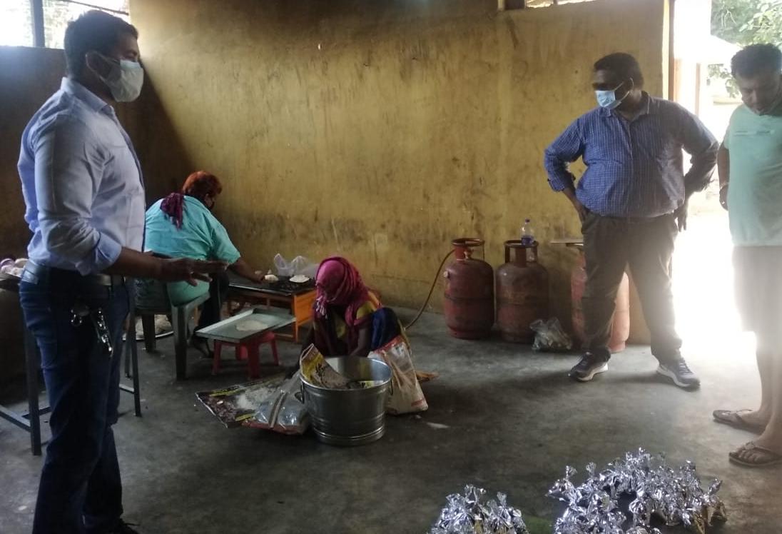 खाद्य सुरक्षा अधिकारी ने कोविड केयर सेंटर केशकाल में खाने की जांच की