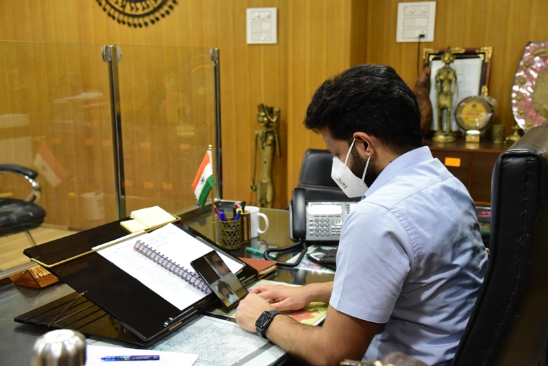 कलेक्टर कर रहे कोविड केयर सेंटरों के मरीजों से वीडियो कॉल पर बात