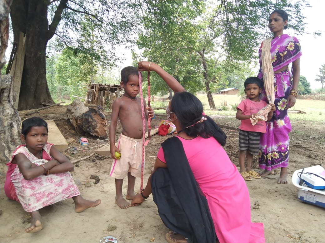 नक्सल इलाके में भी चला नंगत पिला अभियान, घर-घर जाकर वजन कर रहीं आंगनबाड़ी कार्यकर्ता रजबती बघेल