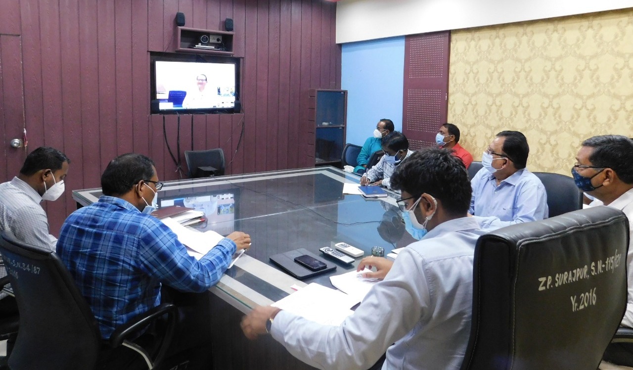 स्कूल शिक्षा मंत्री डॉ. प्रेमसाय सिंह टेकाम ने जिले में कोरोना संक्रमण की स्थिति का वर्चुअल वीडियो कॉन्फ्रेंसिंग के माध्यम से समीक्षा की