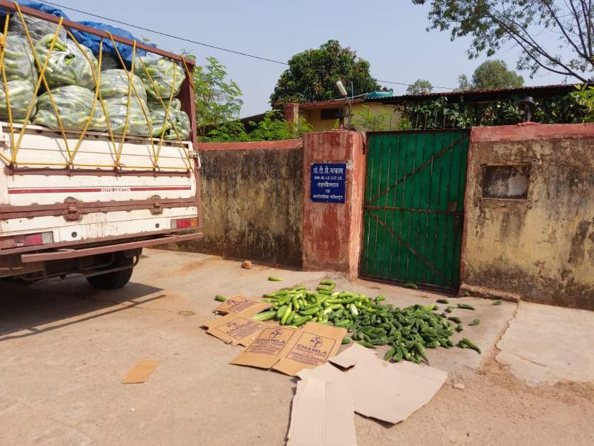 कार्रवाई से नाराज व्यापारियों ने तहसीलदार के बंगले के सामने फेंकी सब्जियां...
