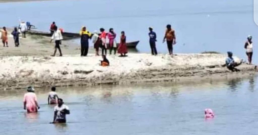 टीका के डर से ग्रामीणों ने नदी में लगाई छलांग