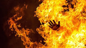 मां ने स्वयं पर आग लगा कर जान देने की कोशिश,बिस्तर पर सो रहे बेटे की जलने से मौत