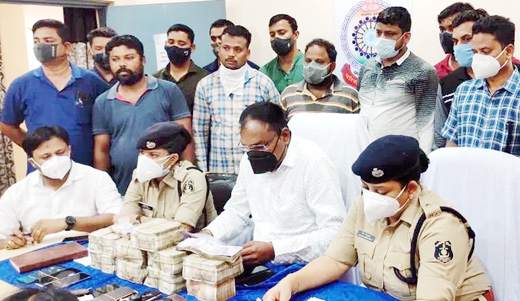 फार्म हाऊस में जुआ खेलते 11 गिरफ्तार,नगदी 41 लाख रुपये एवं 05 लक्जरी कार व 12 नग मोबाईल जब्त