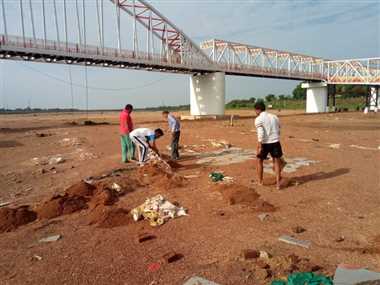महानदी बचाओ संघर्ष समिति ने चलाया सफाई अभियान