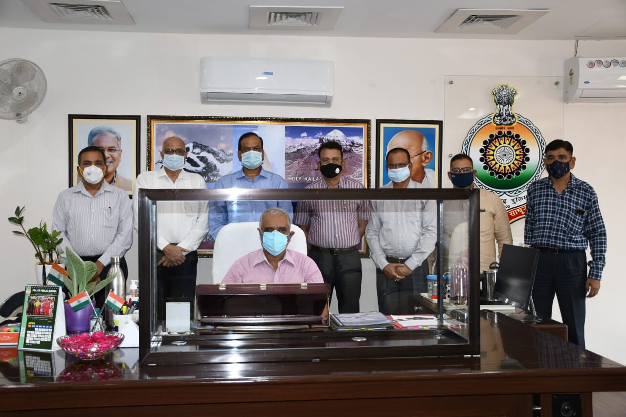 सेवानिवृत्त पुलिस अधिकारी मिले डीजीपी से