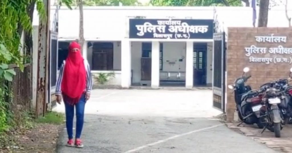 छेड़खानी का आरोपी पुलिस की पकड़ से दूर, दहशतजदा युवती कार्रवाई के लिए पहुंची एसपी के पास…