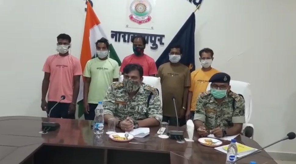छत्तीसगढ़: 5 नक्सलियों ने किया आत्मसमर्पण, संगठन में माओवादियों के लिए करते थे यह काम