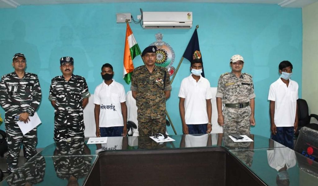 घर वापस आईये अभियान: दो इनामी सहित 3 नक्सलियों ने किया आत्मसमर्पण, इन वारदातों में थे शामिल