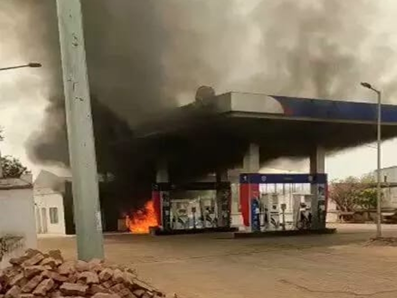 पेट्रोल भरते समय वैन में लगी आग जलकर हुआ खाक