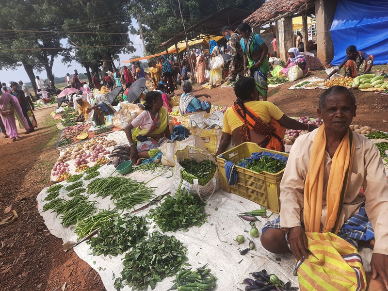 किश्तों में खुल रहे हाट बाजार