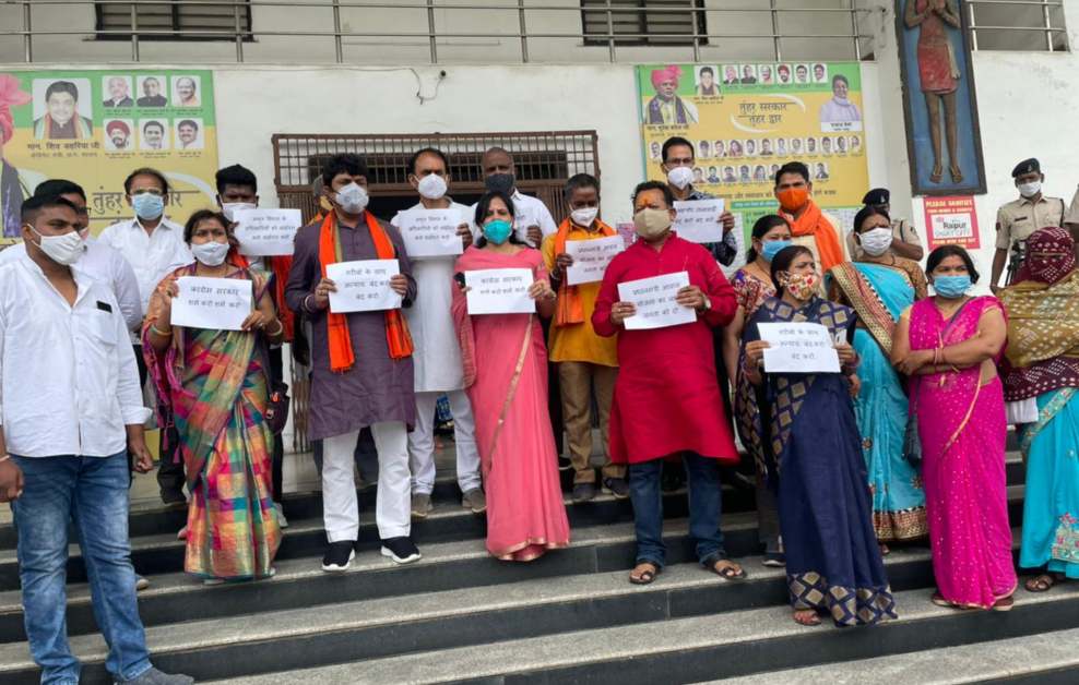 बीजेपी पार्षदों ने नगर निगम का किया घेराव, नेता प्रतिपक्ष ने योजनाओं में जमकर बंदरबांट करने का लगाया आरोप