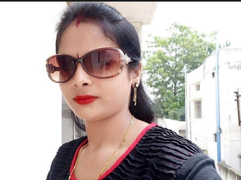 पति के कार से उतरते ही दो नकाबपोशों ने पत्नी की कर दी हत्या