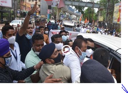 रायपुर में कार को धक्का लगाकर भाजपा कार्यालय ले जा रहे थे कांग्रेस नेता, पुलिस ने रोका