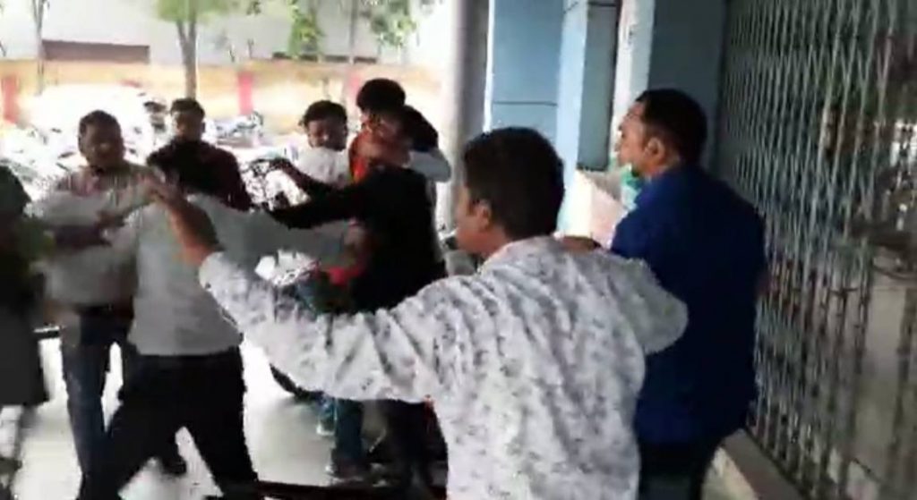 नेताओं के बीच जमकर चले लात-घूंसे: कांग्रेस-बीजेपी के नेताओं के मुंह से निकली अश्लील गालियां, कुश्ती के अखाड़े में तब्दील हुआ दफ्तर