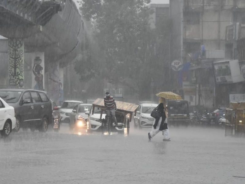 सुबह से उमस और बेचैनी के बाद दोपहर में जमकर हुई बारिश