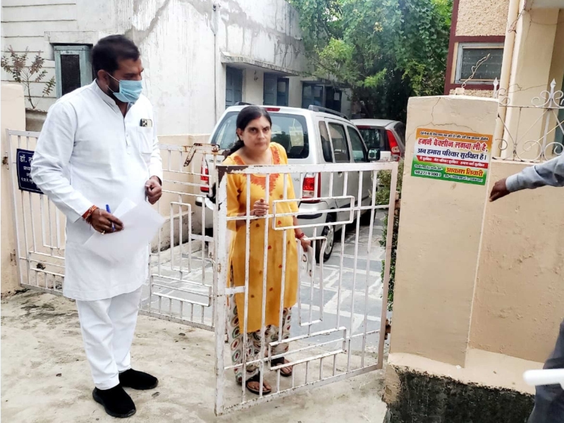 जिस परिवार के सभी सदस्य वैक्सीनेटेड, उनके घर के बाहर सुरक्षित परिवार-जिम्मेदार परिवार का स्लोगन