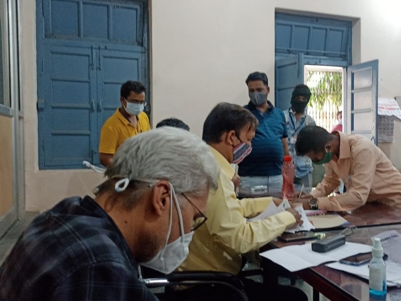 एक से छीनी दुकान, जिसके खिलाफ शिकायत उसे ही दे दिया चलाने का जिम्मा