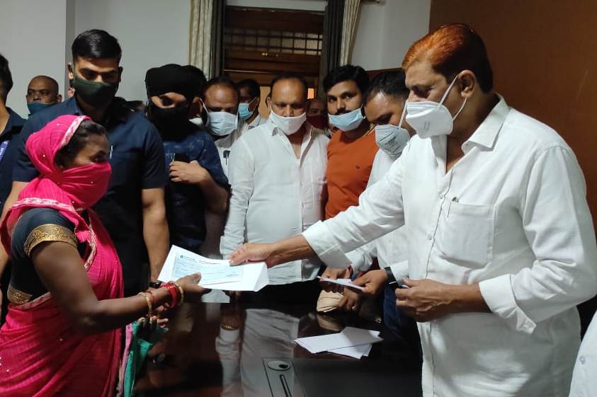 वन मंत्री मोहम्मद अकबर ने दी दो परिवारों को आठ लाख रूपए की आर्थिक सहायता