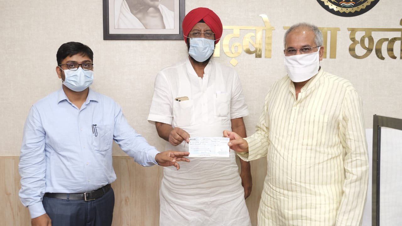 ​​​​​​​मुख्यमंत्री सहायता कोष में छत्तीसगढ़ गृह निर्माण मंडल द्वारा  10 लाख रूपए का अंशदान