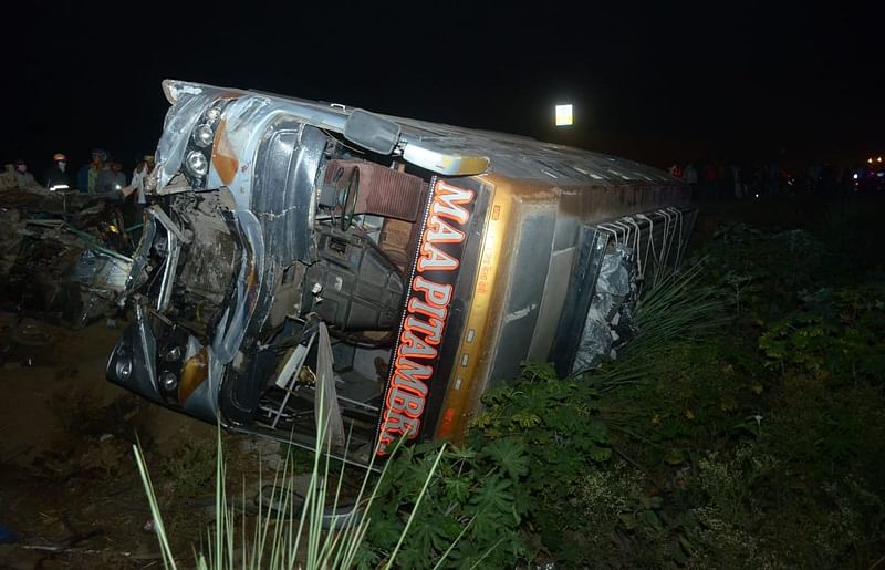 कानपुर में भीषण हादसा, लोडर से टकराई बस, 17 लोग की मौत, पीएम मोदी ने जताया शोक, मुआवजे की घोषणा