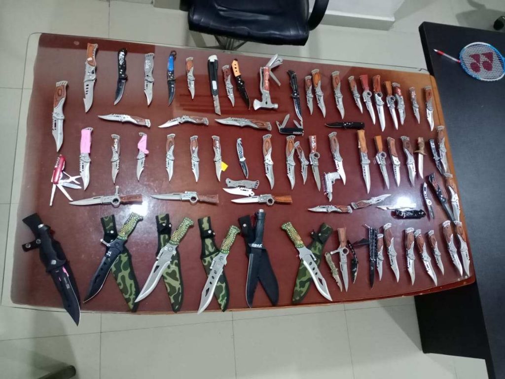 अपराध और अपराधियों पर पुलिस की नकेल: 200 से अधिक धारदार चाकू किए जब्त