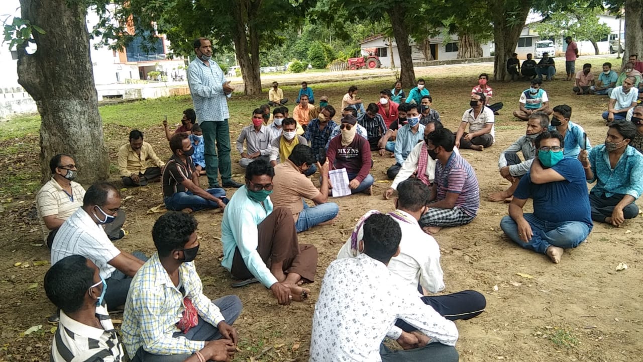 साप्ताहिक हाट-बाजार व्यापारी संघ परेशान व आक्रोशित पहुंचे कलेक्टोरेट, सीपीआई ने हाट-बाजार संघ का दिया समर्थन