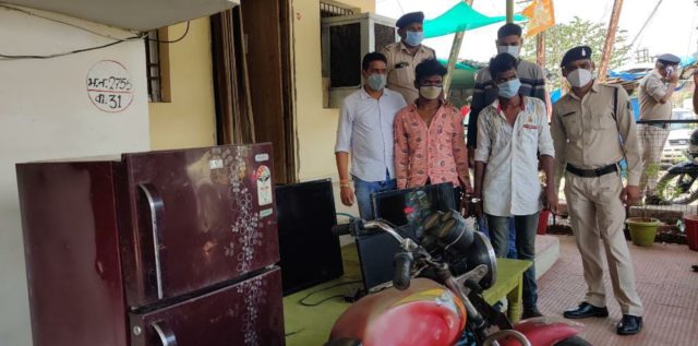 लाखो की चोरी करने वाले 2 शातिर आरोपी चढ़े पुलिस के हत्थे
