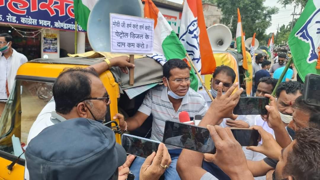 बढ़ती महंगाई के विरोध में केंद्र सरकार के खिलाफ कांग्रेस का प्रदर्शन