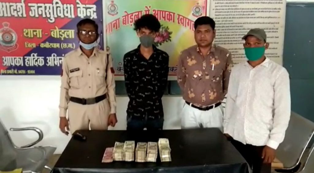 कार में मिला 15 लाख कैश