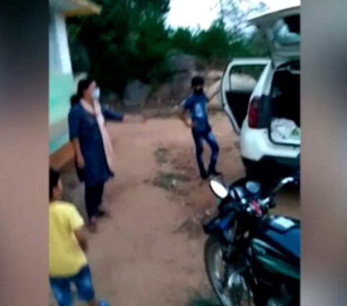 राशन दुकान से कैरोसीन-शक्कर उठा रही थी सब-इंजीनियर, ग्रामीणों ने सवाल उठाए तो पड़ा भागना