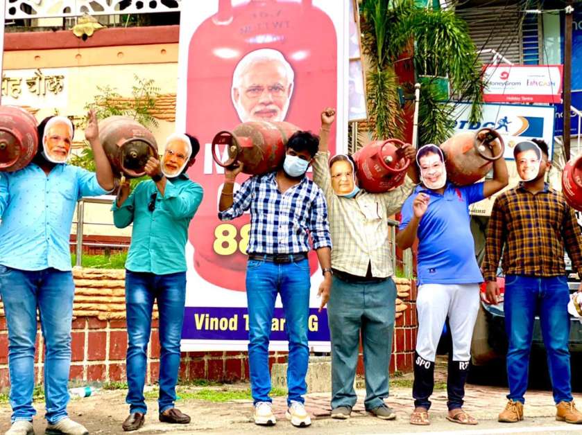पेट्रोल-डीज़ल और गैस की मूल्य वृद्धि कर आम लोगों के जेब में डाका डाल रही मोदी सरकार- विनोद तिवारी
