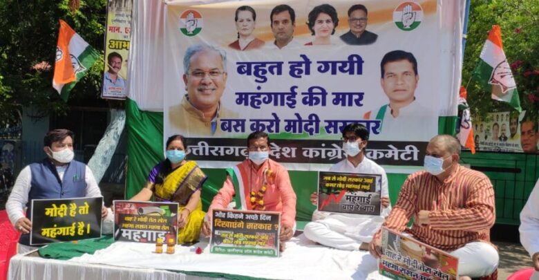 महंगाई के खिलाफ पूरे प्रदेश में कांग्रेस जनों ने दिया धरना,प्रदेश कांग्रेस अध्यक्ष मोहन मरकाम अपने निवास बस्तर बाड़ा के बाहर दिया धरना…..