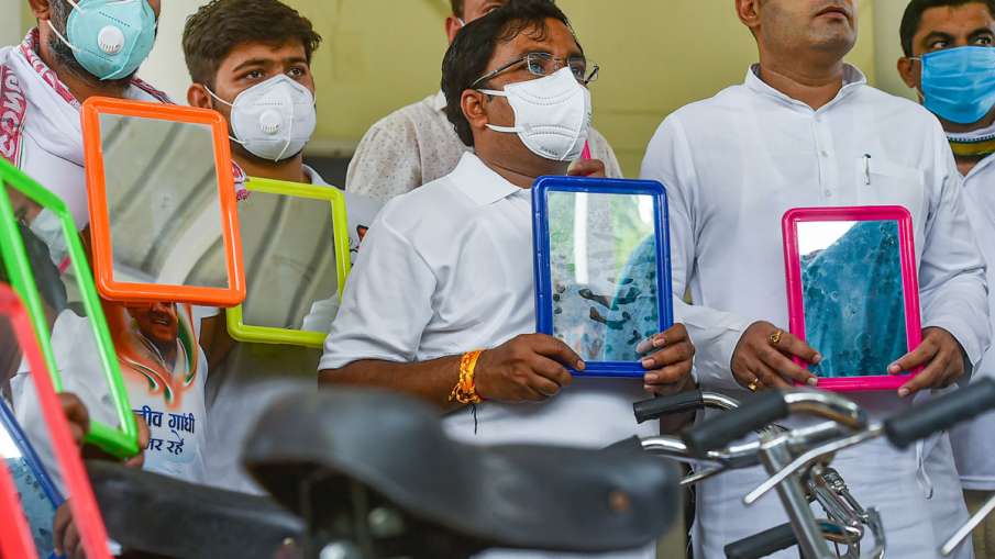 पेट्रोल-डीजल के बढ़ते दामों के खिलाफ कांग्रेस का हल्ला बोल, पेट्रोल पंपों के सामने प्रदर्शन