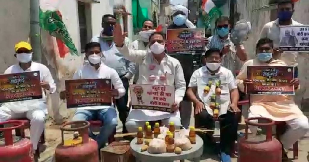 महंगाई के विरोध में कांग्रेस का प्रदर्शन, कहीं पहना तेल का डिब्बा, तो कहीं चलाई बैलगाड़ी…