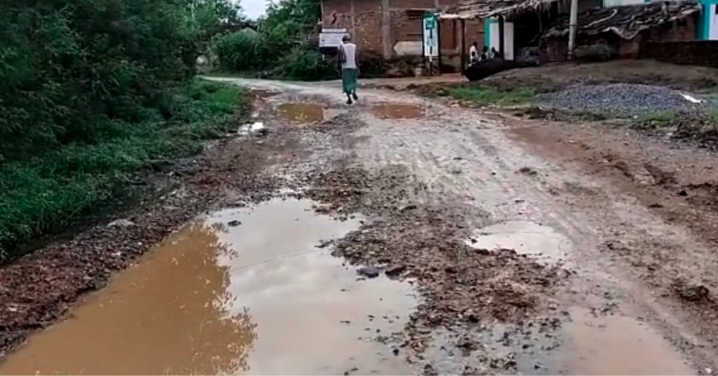 सड़कों की बदहाली से बेजार लोग 200 किमी का सफर तय कर पहुंचे राजधानी, पीडब्ल्यूडी मंत्री से शिकायत की