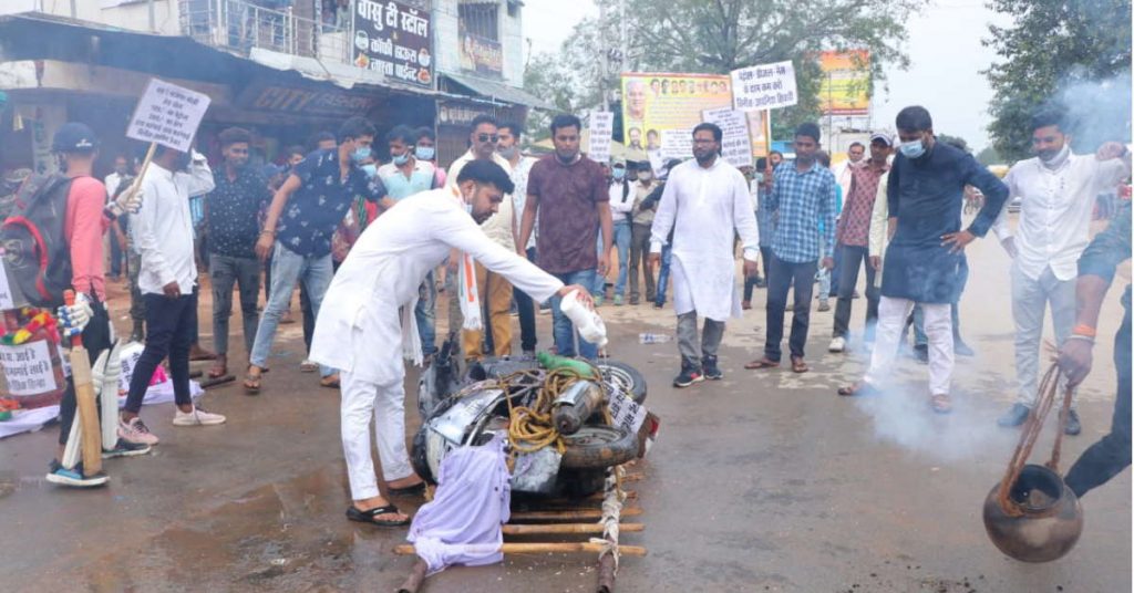 महंगाई के विरोध में युकांइयों ने स्कूटर की निकाली शव यात्रा, प्रदर्शन से गरमाया सियासी माहौल…