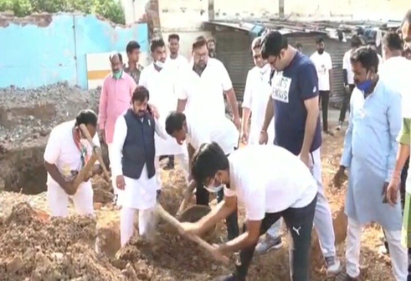 प्रदेश कांग्रेस अध्यक्ष मोहन मरकाम के दो साल पूरे, कार्यकर्ताओं के साथ किया श्रमदान…
