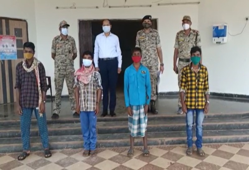 एक इनामी समेत 4 नक्सलियों ने छोड़ा लाल आतंक, एसपी के सामने किया आत्मसमर्पण