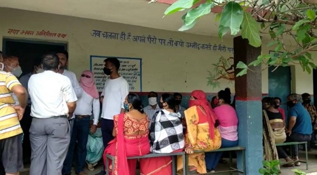 वैक्सीन का महासंकट: छत्तीसगढ़ के इस जिले में जब खत्म हो गई वैक्सीन, लोगों ने तोड़ दिए खिड़की-दरवाजे, हेल्थ स्टाफ ने ऐसे बचाई जान…