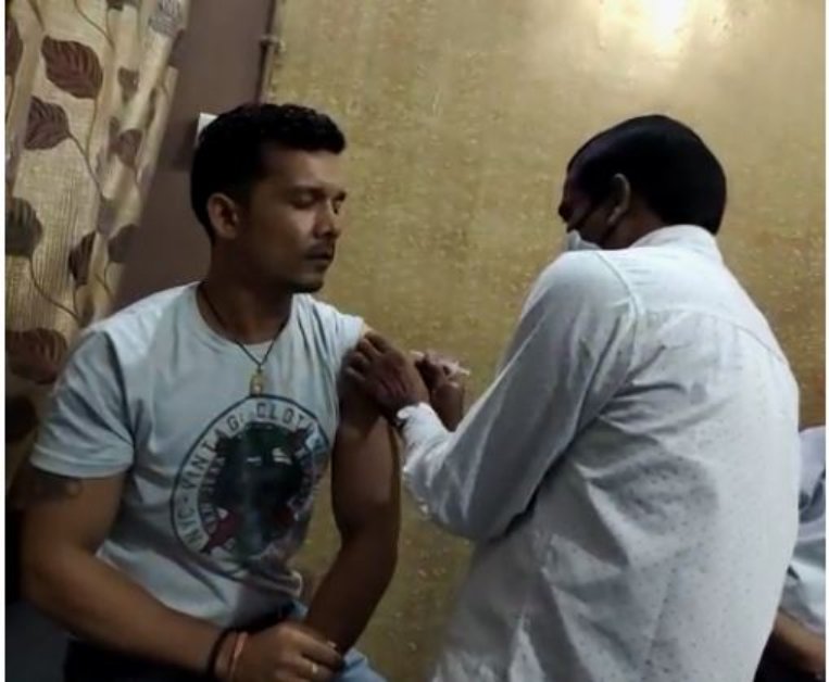 कोविड टीके की कालाबाजारी: कोरोना वैक्सीन घोटाले के आरोपी डॉ. अशोक माखीजा की कलेक्टर ने सेवा की समाप्त, क्लीनिक भी बंद करने के निर्देश