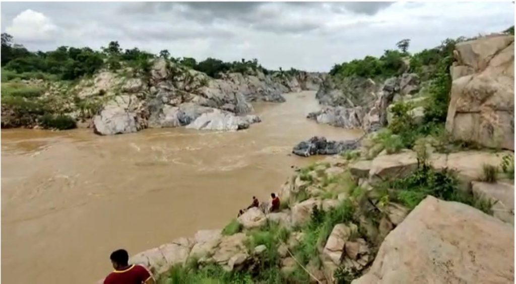 रकसगंडा जलप्रपात में मछली मारने गया था युवक, पानी के तेज बहाव में बहा, दो दिन बाद भी नहीं चल सका पता